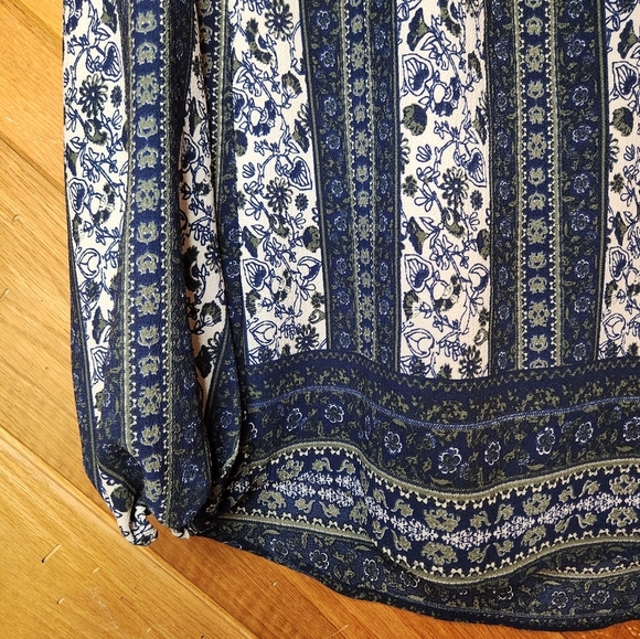 Rue 21 blue and white floral striped long sleeve blouse size medium - Picture 4 of 11